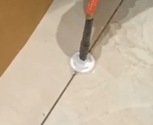 玉溪市瓷砖空鼓维修公司专业解答瓷砖在铺贴过程中，如果没有涂抹均匀到位的粘结材料（如水泥砂浆或瓷砖胶），可能会导致以下问题