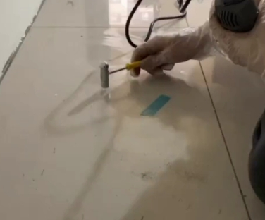 玉溪市瓷砖开裂维修公司专业分享瓷砖在铺贴前如果没有沥干水分，将会导致以下问题