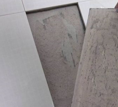 玉溪市瓷砖空鼓维修公司分享瓷砖铺贴时如果打浆（即涂抹在瓷砖背面和基层上的砂浆或瓷砖胶）过少，会带来以下问题